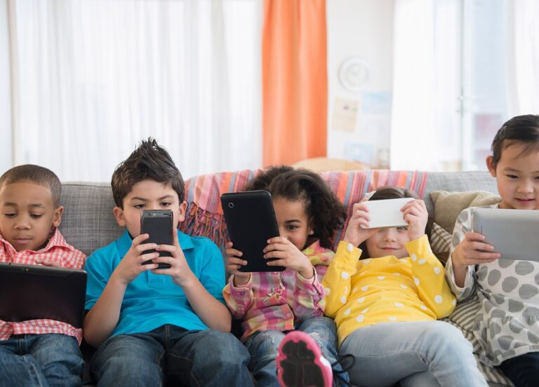Dampak Media Sosial terhadap Kesehatan Mental Anak Muda 2025